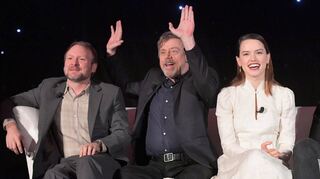 Luke-Skywalker-Darsteller Mark Hamill (Mitte) hat mit Regisseur Rian Johnson, und Hauptdarstellerin Daisy Ridley sichtlich Spaß bei einer Pressekonferenz am 3. Dezember im InterContinental Hotel in Los Angeles. Auch wenn er die neue Entwicklung seines Charakters nicht immer nachvollziehen kann.