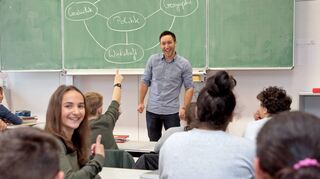 Erdkunde-Unterricht in der 7c der Integrierten Gesamtschule Herzogenried: Lehrer Jan-Eric Storck hat sichtlich Freude an seinem Traumjob.