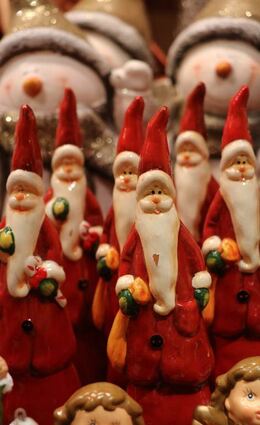 Auf dem Viernheimer Weihnachtsmarkt gibt es nicht nur Bratwurst und Glühwein, sondern auch lustige Accessoires. Zur Eröffnung spielten Nachwuchsmusiker der Gitarrenschule von Norbert Roschauer.