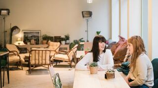 So gemütlich wie das Wohnzimmer einer Öko-Familie wollten Swetlana Hermann (l.) und Caroline Courbier ihr Anti-Café gestalten.
