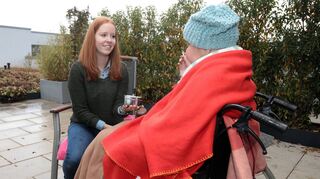 Sarah Hofmann geht im Hospiz St. Vincent mit einer Frau zum Rauchen auf die Terrasse. „Ich bin froh, dass Sarah bei mir ist“, sagt die Frau, „alleine wäre es nicht so schön.“