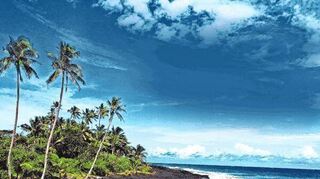 Grüne Palmen, blauer Himmel und ebenso blaues Meer: In Samoa sehen die Landschaften tatsächlich so aus, wie man sich die Südsee aus der Ferne vorstellt.