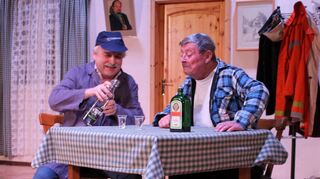 Glänzen beim Theaterstück des Turnvereins: Gerd Gohlke als Amtsgehilfe Willi (l.), Peter Großmann als dessen Freund Paul, Jutta Preißendörfer als Metzgerin (Bild oben, r.), Viola Doll als Rathaus-Sekretärin Emsig (oben, l.) und Irmgard Kahle als Taschenfabrikantin (unten Mitte).