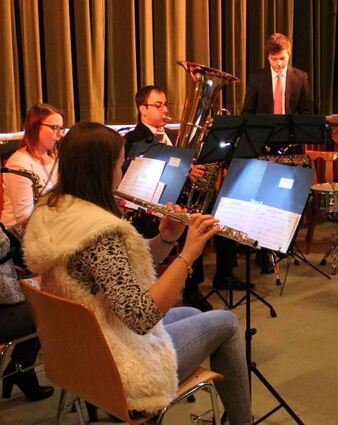 Der Friedrichsfelder Musikverein und Jana Kappes als Erzählerin sorgten für weihnachtliche Beiträge.