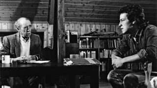Literaturnobelpreisträger Heinrich Böll (l.) diskutierte in seinem Haus in Langenbroich im November 1984 für eine WDR-Sendung mit BAP-Sänger Wolfgang Niedecken.