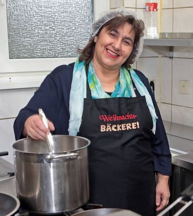 Chrisoula (Soula) Samara kocht, serviert und kümmert sich – nicht nur um ihre Gäste, sondern auch um junge Menschen mit Behinderung. Für mehr als 20 Jugendliche bereitet sie ein Weihnachtsessen zu – seit vielen Jahren.