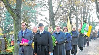 <p>Kurt Hasieber (links) und Harald Riede spielten zum Totengedenken ein Trompeten-Duett. Der Trauerzug legte am Denkmal der Soldatengräber Kränze nieder.</p>