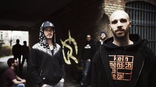 Die Parole „Kein Mensch ist illegal“ hat sich die Heidelberger Band Irie Révoltés um die deutsch-französischen Brüder Carlito (im Vordergrund links) und Mal élevé (r.) seit Jahren auf die Fahne geschrieben.Obwohl sie zuletzt immer erfolgreicher wurde, endet die Bandgeschichte am zweiten Weihnachtsfeiertag.