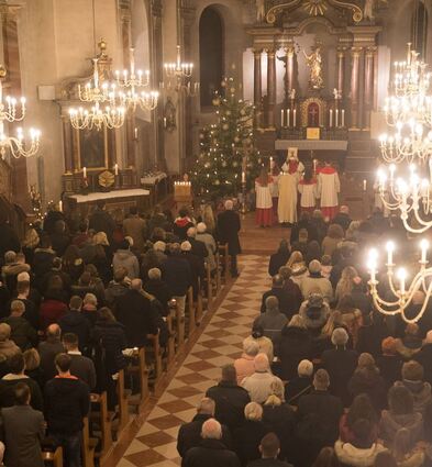 Voll besetzte Bänke in der stimmungsvoll geschmückten Kirche St. Marien bei der Christmette.