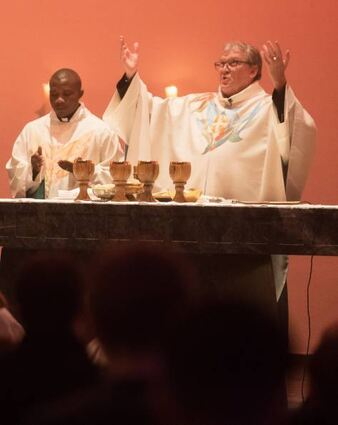 Pfarrer Angelo Stipinovich zelebriert die Christmette in St. Michael.