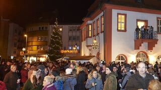 Groß ist der Andrang zum Abschluss der Aktion „Bürstadt im Advent“, zu der der Posaunenchor und die Katholische Kirchenmusik rund um das Historische Rathaus musizieren.