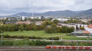 An dieser Stelle soll die neue Radbrücke die Gleise überqueren. Rechts der alte OEG-Bahnhof mit der überdachten Laderampe, die für das Projekt weichen muss.