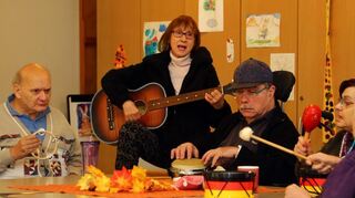 Kandidatin eins: Eva Fiebig aus Neckarau. Sie besucht in ihrer Freizeit Menschen mit Behinderung, musiziert mit ihnen und organisiert für sie Ausflüge.