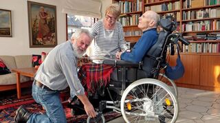 Kandidat vier: Josef Schuppe (l.) aus Neckarau. Er steht seiner Nachbarin Uschi Krieger (Mitte), deren Ehemann an Alzheimer erkrankt ist, zur Seite.