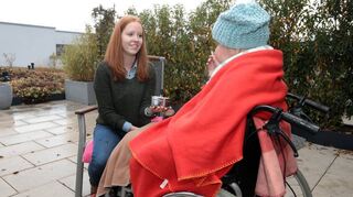 Kandidatin sechs: Sarah Hofmann (l.). Sie geht an jedem Samstagmorgen ins Hospiz und nimmt sich Zeit für Menschen, die bald sterben werden.