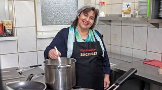 Kandidatin sieben: Soula Samara. Die 58-Jährige bekocht mehrmals im Jahr Menschen mit Behinderung und serviert ihnen einen Festmenü.