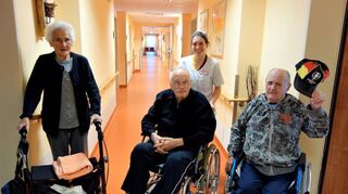Altenpflegerin Jennifer Schlappner ist Stadtprinzessin. Die Dominikus-Bewohner (v.l.) Maria Breunig, Edmund Kleiser und Hugo Lauer freuen sich mit.