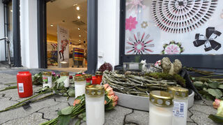 Blick auf die Filiale Kandel der Drogeriemarktkette, in der die 15-Jährige erstochen worden ist.