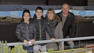 Vivienne (v.l.) und Chawin Dieter schauen sich mit Andrea und Alex Stemmle einen Teil des Deutschland-Panoramas an. Die vier kommen aus Ladenburg und Schriesheim für einen Ausflug in die Miniaturwelt der Modellbahnen.