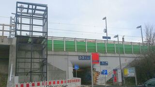 Am Ladenburger Bahnhof hat sich inzwischen einiges getan, doch der Aufzug (links im Bild) zum Gleis 1 in Richtung Weinheim und Frankfurt soll nun erst im März fertig sein. Die Bahn nennt Lieferschwierigkeiten bei der Verglasung als Grund für die Verzögerung.