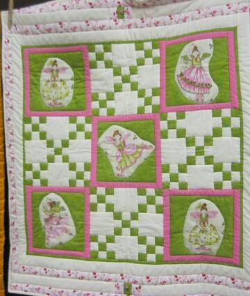 Auf diesem Quilt sind zarte Elfen abgebildet.