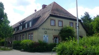 Das Heinrich-Wetzlar-Haus gehört zum nordbadischen Schloss Stutensee und ist für jugendliche Täter anstelle der Untersuchungshaft gedacht.