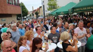 Eng – aber gemütlich. Impressionen aus dem vergangenen Jahr – dem Publikum gefällt die Atmosphäre bei der Sommerbühne auf dem Rovigoplatz.
