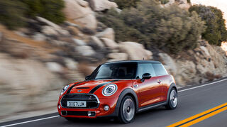 mid Groß-Gerau - Der aufgefrischte Mini Cooper S 3-Türer in der neuen Farbe Solaris Orange metallic.