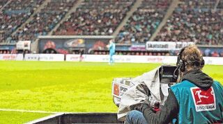 Im Schatten der Kicker? Wenn im Fernsehen überwiegend nur noch Fußballspiele gezeigt werden, kämpfen zwangsläufig andere klassische Sportarten ums Überleben.
