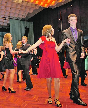 <p>In Abendkleid und Anzug: Im Pfalzbau hat die traditionsreiche Tanzschule Knöller ihren Winterball gefeiert.</p>