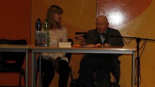 Heinz Hesdörffer (r.) sprach vor Neunt-klässlern auf der Vogelstang.