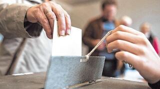 Bürgerentscheide und Wahlen sind Grundpfeiler der Demokratie. Doch nicht jeder nimmt das Recht, mitzubestimmen, wahr. Bei der Bundestagswahl 2013 ging fast jeder Dritte nicht wählen, 2017 ist die Beteiligung wieder gestiegen.
