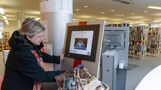 Nimmt sich besonders gerne Kochbücher mit: Jeanette Krämer am Ausleihcomputer in der Zentralbibliothek im Stadthaus.