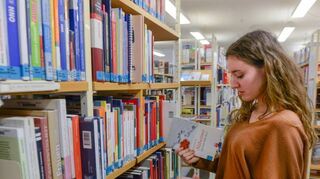 Sucht Literatur für ihr Referat: Elftklässlerin Lilli Gabriel.
