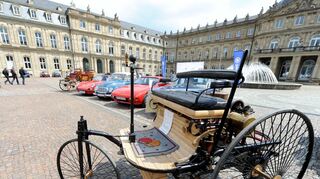 1886 ließ sich Carl Benz ein benzinbetriebenes Kraftfahrzeug mit Viertaktmotor patentieren. Unser Bild zeigt einen Nachbau.