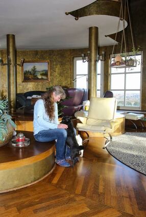 Sie genießt die Aussicht: Astrid Wiesenberger wohnt hier mit Familie.