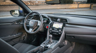 mid Rom - Modern und geradlinig: das Cockpit des Civic der zehnten Generation.