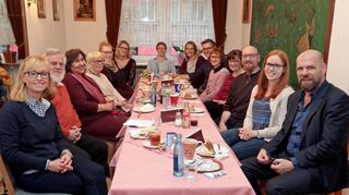 Kaffeerunde mit „de Beschde“ (v.l): Anja Hofmann, Josef Schuppe, Soula Samara, Uschi Krieger, „MM“-Lokalredakteurin Meena Stavesand, Melanie Seidenglanz, Julia Heffner, „MM“-Lokalredakteurin Angela Boll, „MM“-Lokalchef Stefan Proetel, Eva Fiebig, Sabine Reiss, Jochen Winter, Sarah Hofmann, „MM“-Chefredakteur Dirk Lübke.
