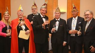 Neuer „Blauer Zecher“ (v. l): Sabine Stanke, Jürgen Janßen, Gerd Flanjak, Hans-Ulrich Rülke, Franz Barth, Wolfgang Bosbach und Roland Kohn.