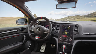 mid Jerez - Alu-Pedale, R.S.-Monitor: Das Interieur passt gut zum sportlichen Anspruch des Mégane R.S.