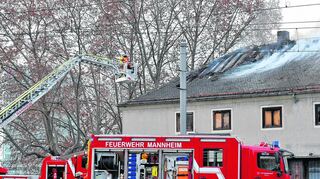 <p>Feuer im Alten Bahnhof: Schon nach einer halben Stunde hatten die Löschtrupps den Großbrand unter Kontrolle. Die Dachkonstruktion ist komplett zerstört.</p>