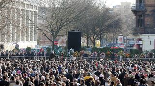 Die Trauerfeier für die neun Opfer – vier Frauen und fünf Kinder – fand am Danziger Platz vor der Ruine des ausgebrannten Hauses statt.