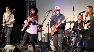 Beim Tag der offenen Tür an der Popakademie gab es Livemusik der jungen Studierenden. Für die Band „Jenny Bright“ könnte es der Beginn einer Karriere sein.