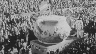 Das hölzerne Pferd, damals wie heute Symbol der Kleppergarde, beim Fasnachtszug 1957. Unten links ist ein großer „Haffe“ (ein Nachttopf) als Motivwagen zu sehen, unten rechts grüßt Prinz Gustl I. von Fisconien die Menge.