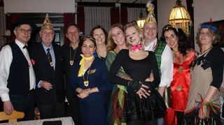 Partylaune (v.l.): Hans Held, Franz Barth, Claus Eisenmann, Alina Hututuc, Bärbel Held, Nicole Schardt, Ramona Urban, Andreas und Isabel Stolze, Marion Esser.