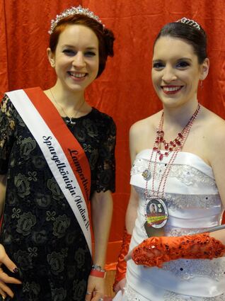Zwei Hoheiten unter sich: Spargelkönigin Nadine II. und Fastnachts-Stadtprinzessin Jennifer I. (rechts).