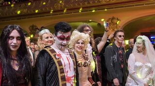 Bitte recht schön gruselig: Beim „Ball der Vampire“ präsentierten die „Untoten“ ihre schrägsten Kostüme.