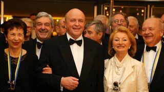 Einzug der Bloomäuler gestern Abend mit dem Verleihungskomitee und dem neuen Ordensträger Rolf Götz (Mitte) im Foyer des Theaters.