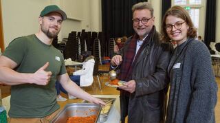 Schülerin Johanna Zabel und Lehrer Gereon Becht (Mitte) schmeckt die Lupinenreis-Bolognese von Roman Kress.
