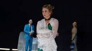 Sabine Fürst als Hedda Gabler bei den Proben, dahinter Matthias Thömmes und Ragna Pitoll.